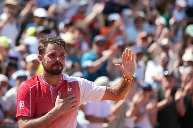 Stan Wawrinka thanks the crowd