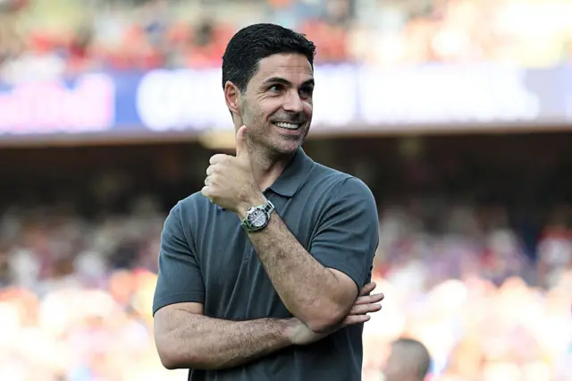 Mikel Arteta gestures a thumbs up during the Premier League match between Crystal Palace and Arsenal.