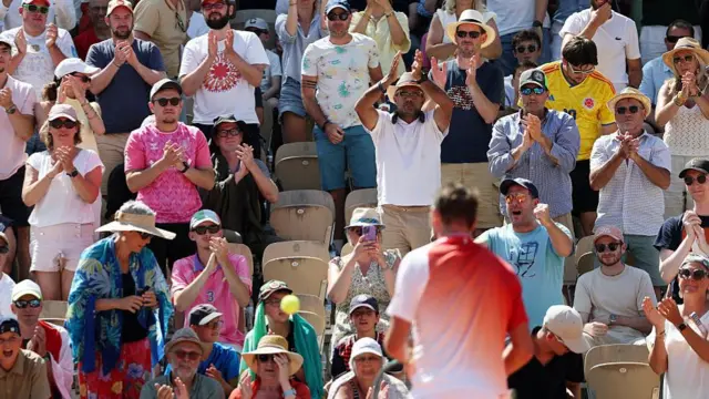 Fans applauding Wawrinka