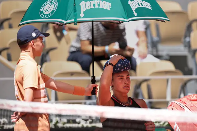 Aryna SAbalenka puts ice on her head
