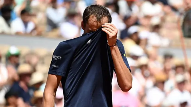 Medvedev reacting