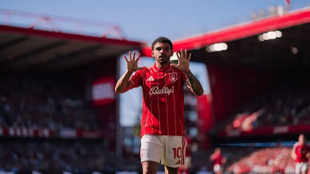 Morgan Gibbs-White holds 10 fingers up