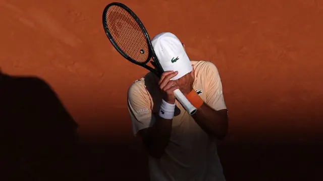 Djokovic reacting