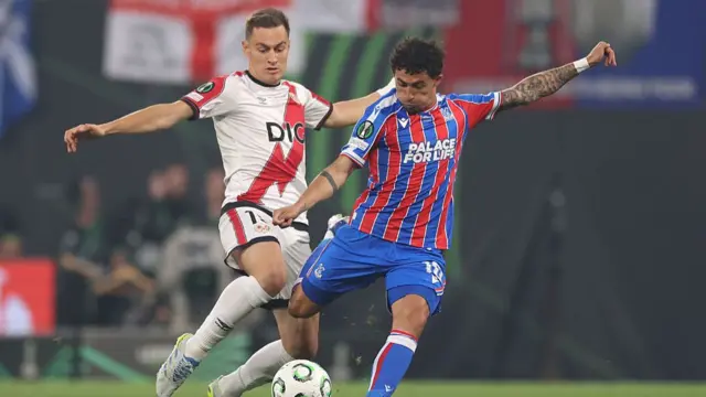 eremy Pino of Crystal Palace is challenged by Jorge De Frutos