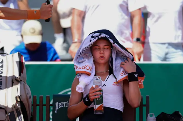 Iva Jovic tries to cool down at the French Open