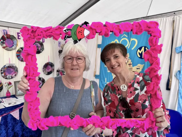 Bethan Picton-Davies a welir yma ar y dde yw llywydd Merched y Wawr eleni