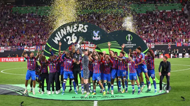 Dean Henderson of Crystal Palace lifts the Conference League Trophy as the team celebrate winning the UE