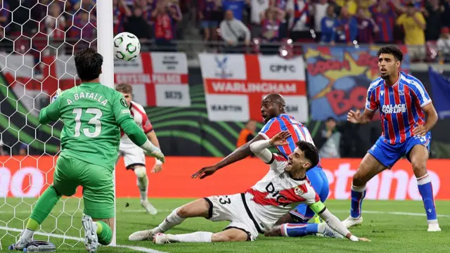 Jean-Philippe Mateta of Crystal Palace misses a chance