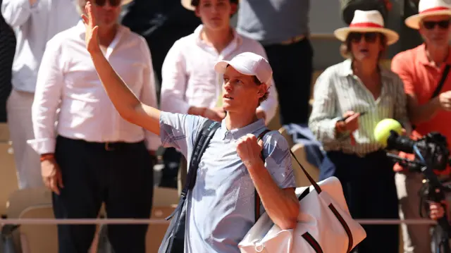 Jannik Sinner waves to the crowd