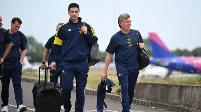 Arsenal manager Mikel Arteta and 1st team coach Gabriel Heinze board