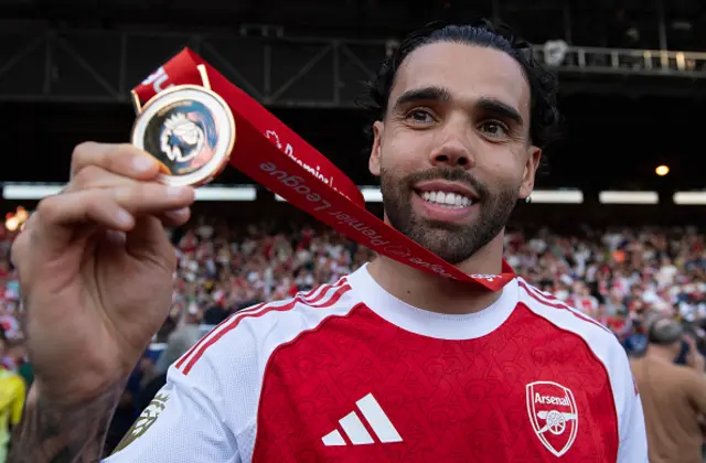 David Raya of Arsenal celebrates