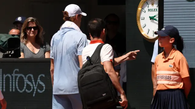 Jannik Sinner walks off court