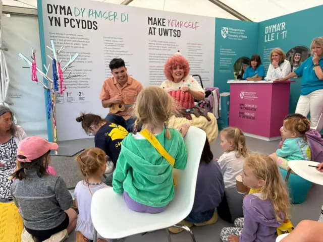 Plant yn gwylio criw Cyw