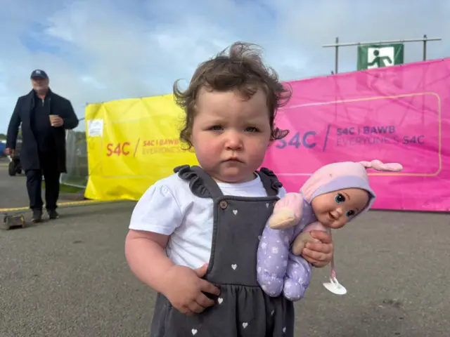 Plentyn ifanc gyda dol