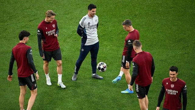 Mikel Arteta overseeing training