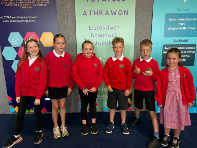 Chwech o blant ysgol gynradd
