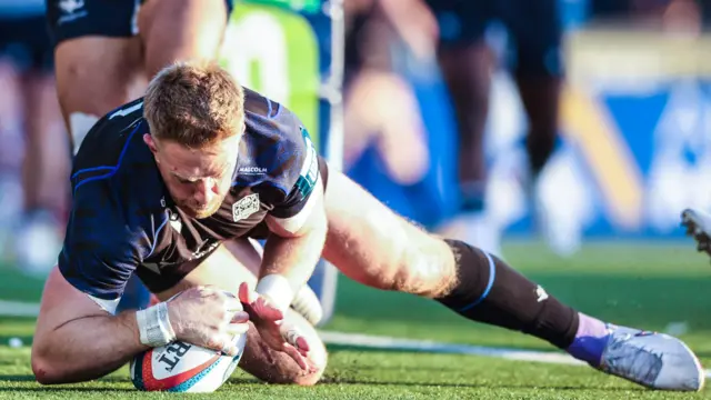 Kyle Steyn scores a try for Glasgow Warriors against Connacht