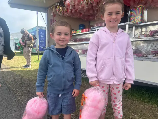 Dau o blant ifanc gyda candi fflos