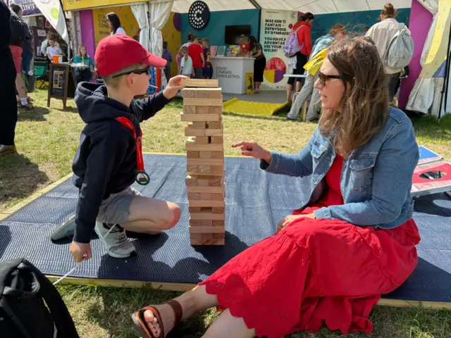 Plentyn ac oedolyn yn chwarae Jenga