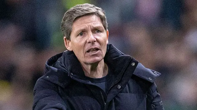 Oliver Glasner looking frustrated on the sidelines wearing a big black coat