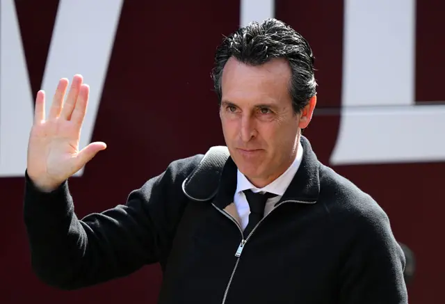 Unai Emery waving