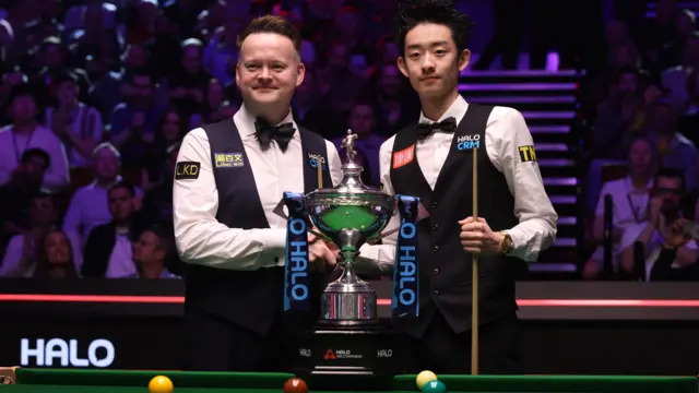 Shaun Murphy and Wu Yize pose with the World Championship trophy