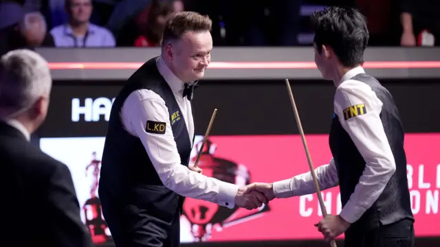 Shaun Murphy and Wu Yize shake hands
