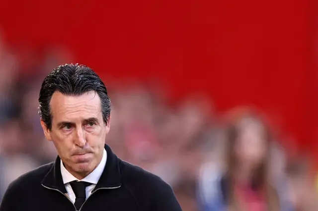Unai Emery looking on