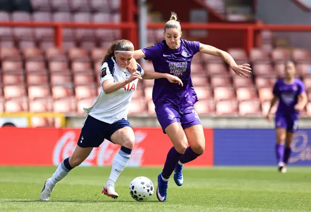Signe Gaupset battling with Alanna Kennedy