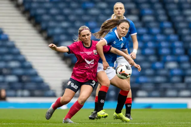 Neve Guthrie challenges Li Mengwen