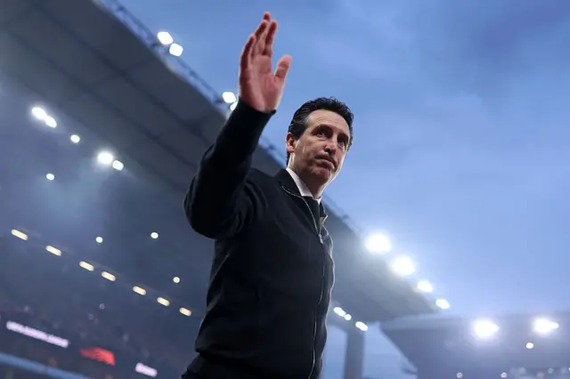 Unai Emery waving