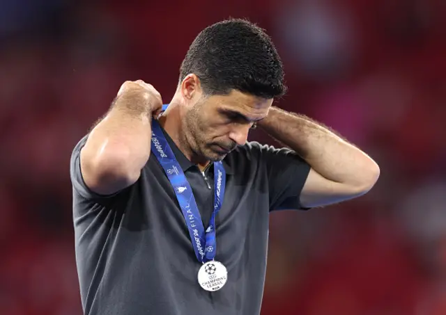 Arsenal manager Mikel Arteta looks dejected