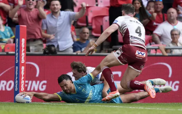 Peta Hiku scores a try
