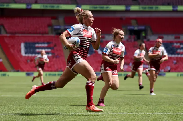 Anna Davies of Wigan Warriors scores her team's sixth try