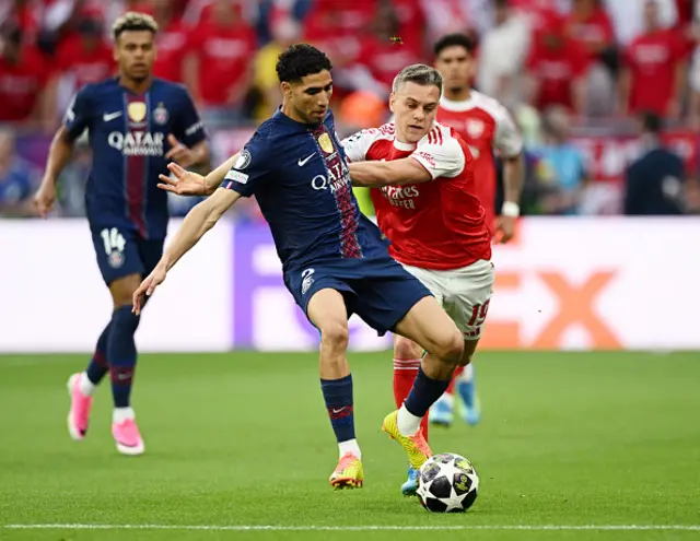 Achraf Hakimi of Paris Saint-Germain runs with the ball whilst under pressure from Leandro Trossard