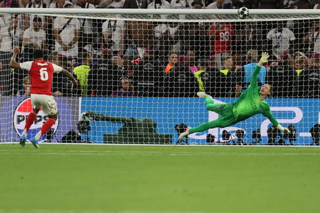 Gabriel Magalhaes shoots but fails to score