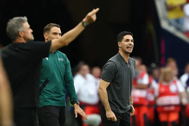 Arsenal's Spanish manager Mikel Arteta (R) reacts next to Paris Saint-Germain's Spanish head coach Luis Enrique