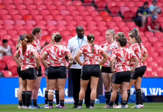 St Helens joint head coach Craig Richards (centre) speaks with his players