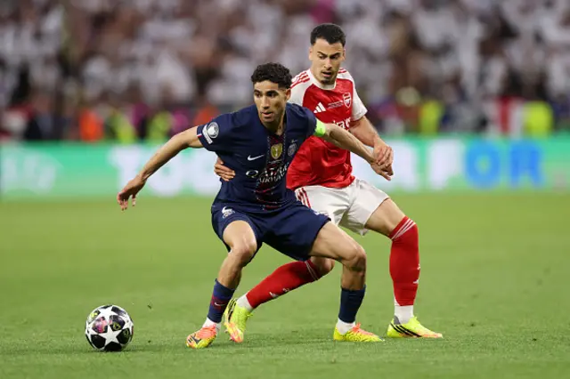 Achraf Hakimi of Paris Saint-Germain is challenged by Gabriel Martinelli