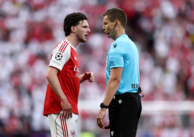 Declan Rice of Arsenal speaks to Referee Daniel Siebert