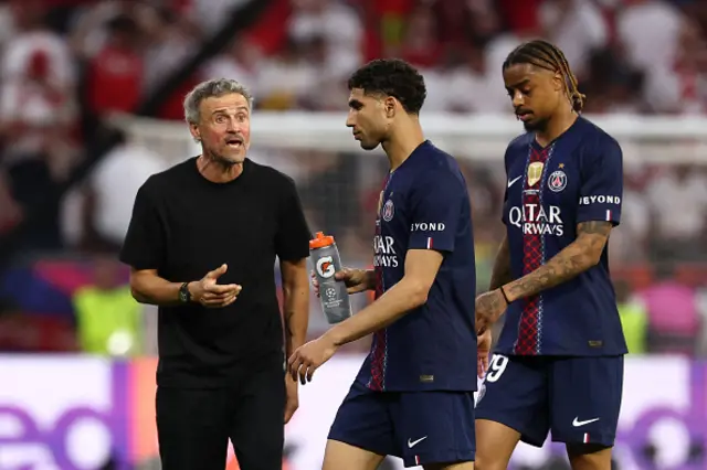 Paris Saint-Germain's Spanish head coach Luis Enrique talks with Paris Saint-Germain's Moroccan defender Achraf Hakimi (C) and Paris Saint-Germain's French forward Bradley Barcola