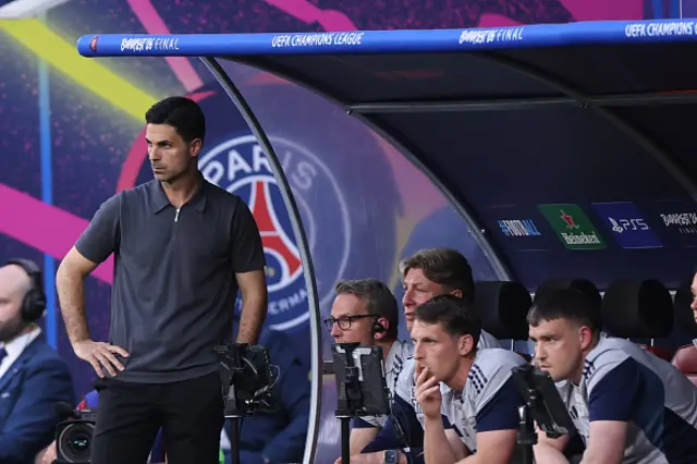 Mikel Arteta manager looks on
