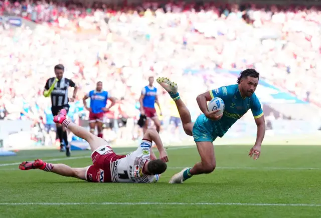 Hull KR's Peta Hiku (right) scores