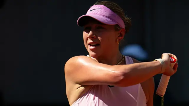 Amanda Anisimova hits a forehand