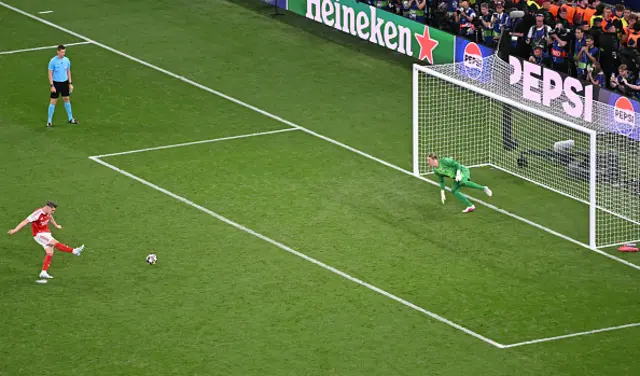 Viktor Gyokeres kicks the ball