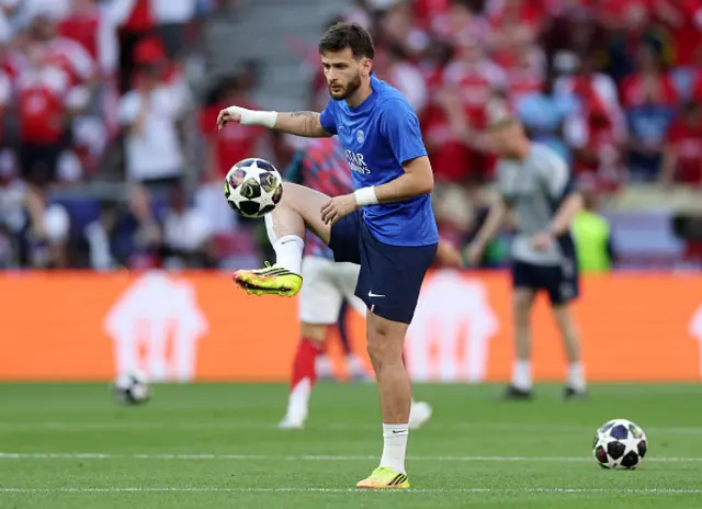 Khvicha Kvaratskhelia of Paris Saint-Germain warms up