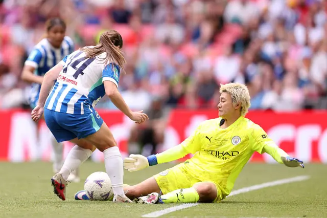 Fran Kirby takes on Ayaka Yamashita