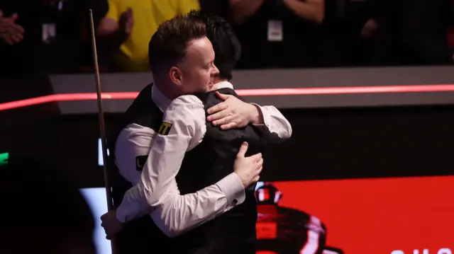 Shaun Murphy hugs Wu Yize