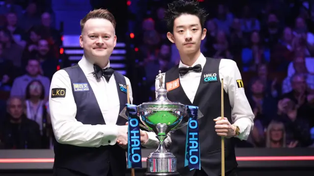 Shaun Murphy and Wu Yize pose with the World Championship trophy