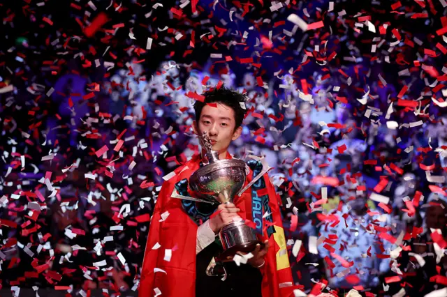 Wu Yize with the trophy
